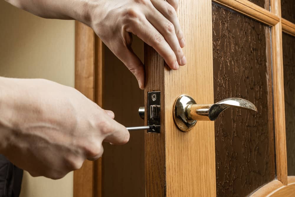 صيانة وتنظيف الأبواب - صورة من الأعمال